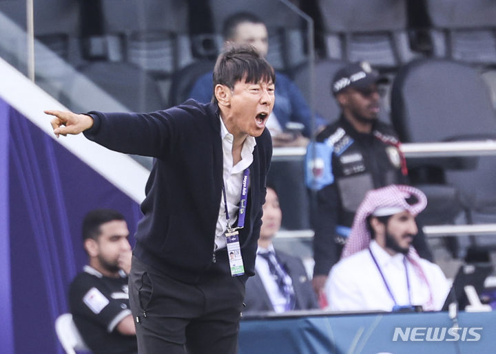 [도하(카타르)=뉴시스] 김근수 기자 = 신태용 인도네시아 축구 대표팀 감독이 28일(현지시간) 카타르 도하 자심 빈 하마드 스타디움에서 열린 2023 아시아축구연맹(AFC) 카타르 아시안컵 16강전 호주 대 인도네시아의 경기 전반 전술 지시를 하고 있다. 2024.01.28. ks@newsis.com
