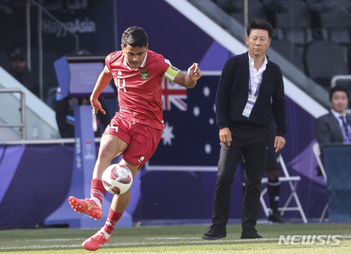 [도하(카타르)=뉴시스] 김근수 기자 = 28일(현지시간) 카타르 도하 자심 빈 하마드 스타디움에서 열린 2023 아시아축구연맹(AFC) 카타르 아시안컵 16강전 호주 대 인도네시아의 경기 전반 신태용 감독이 크로스를 하는 인도네시아 망쿠알람을 지켜보고 있다. 2024.01.28. ks@newsis.com