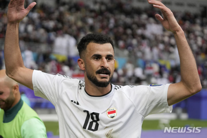 [도하=AP/뉴시스] 요르단과 16강전에서 골 넣고 기뻐하는 아이멘 후세인(이라크). 2024.01.29. 