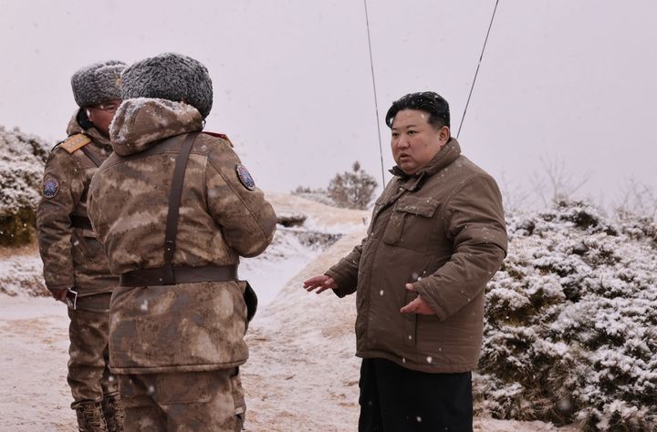 [서울=뉴시스] 북한 노동신문은 28일 김정은 국무위원장 참관 하에 신형 잠수함발사순항미사일(SLCM)을 시험발사했다고 29일 밝혔다. 사진은 신문이 공개한 김 위원장 모습. 2024.01.29. (사진=노동신문 캡처) *재판매 및 DB 금지