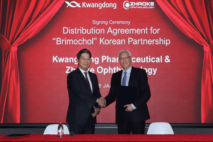 [서울=뉴시스] 노안 치료제 후보물질 '브리모콜' 도입 계약 체결식 모습. 왼쪽부터 최성원 광동제약 대표이사, 리 샤오이 자오커 대표이사. (사진=광동제약 제공) 2024.01.29. photo@newsis.com *재판매 및 DB 금지