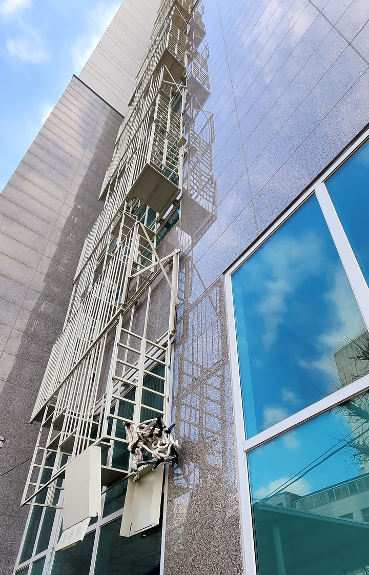 [광주=뉴시스] 변재훈 기자 = 광주 도심 한 건축물에 세입자가 단순 호기심으로 작동한 일체형 접이식 옥외 피난 계단이 펼쳐져 있다. 2024.01.29. wisdom21@newsis.com *재판매 및 DB 금지