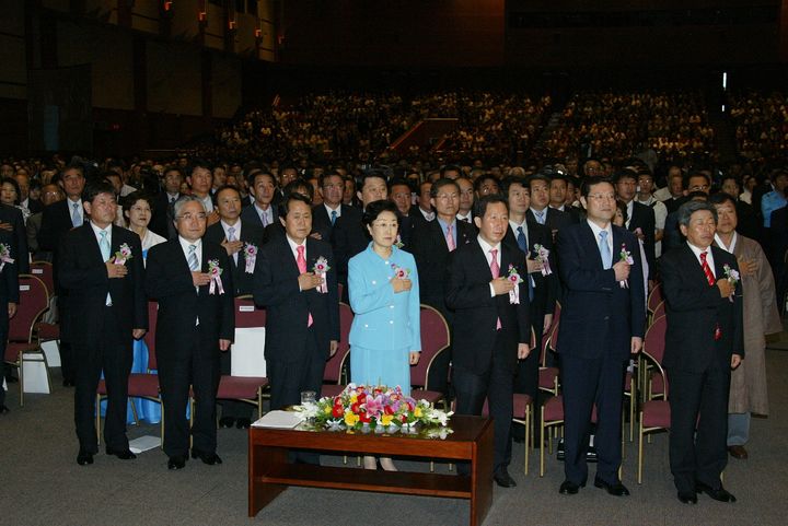 [제주=뉴시스] 지난 2006년 7월 1일 제주국제컨벤션센터에서 열린 제주특별자치도 출범식에서 참석자들이 국기에 대한 경례를 하고 있고. (사진=제주도 제공) 2024.01.30. photo@newsis.com *재판매 및 DB 금지