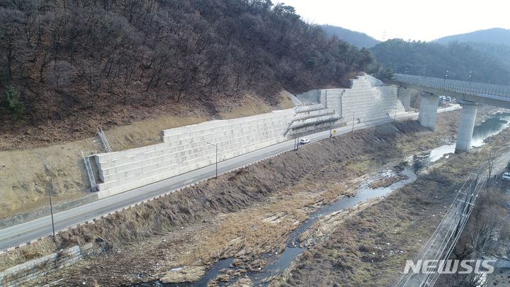 [안산=뉴시스] 용담로 급경사지에 대한 재해복구가 완료됐다.(사진=안산시 제공) 2024.01.29.photo@newsis.com