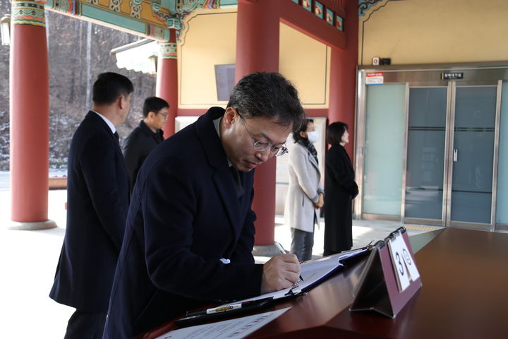[광주=뉴시스] 하성일 제42대 광주지방보훈청장이 취임 첫날인 29일 광주 북구 운정동 국립5·18민주묘지를 찾아 방명록을 작성하고 있다.(사진 = 광주지방보훈청 제공) 2024.01.29. photo@newsis.com *재판매 및 DB 금지