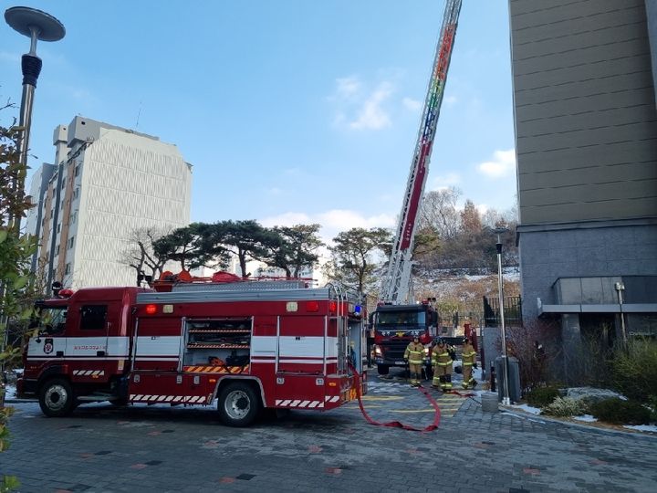 [광주=뉴시스] 광주 남부소방서는 지난 24일부터 26일까지 지역내 특급소방안전관리대상물 3곳(고층 아파트)에서 고층 건축물 화재에 대비한 민·관 합동 소방 훈련을 진행했다고 29일 밝혔다. (사진 = 광주 남부소방서 제공) 2024.01.29.  photo@newsis.com *재판매 및 DB 금지