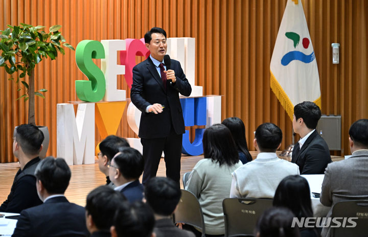 [서울=뉴시스]오세훈 서울시장이 서울시청에서 열린 2024년 직원정례조례에서 특강을 하고 있다.(제공=서울시)