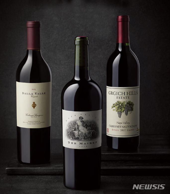 [서울=뉴시스]신세계백화점이 설 명절 프리미엄 와인 등 주류 선물세트를 20% 늘려 선보인다고 30일 밝혔다.2024.01.30.(사진=신세계백화점 제공)photo@newsis.com