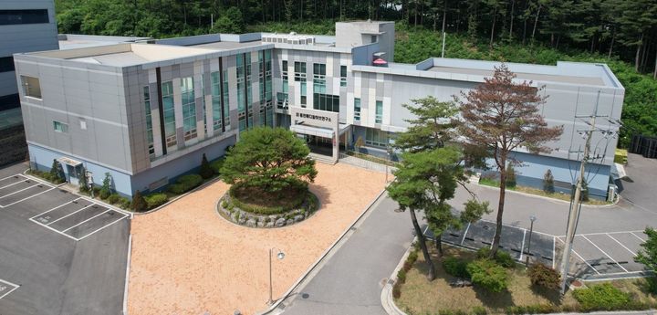 [홍천=뉴시스] 29일 홍천메디칼허브연구소(이사장 신영재)는 이날 식품 자가품질 위탁 시험검사기관 구축을 위한 연구개발⦁시험검사실 개소식을 가졌다고 밝혔다. 사진은 홍천메디칼허브연구소 전경.&nbsp;&nbsp; *재판매 및 DB 금지