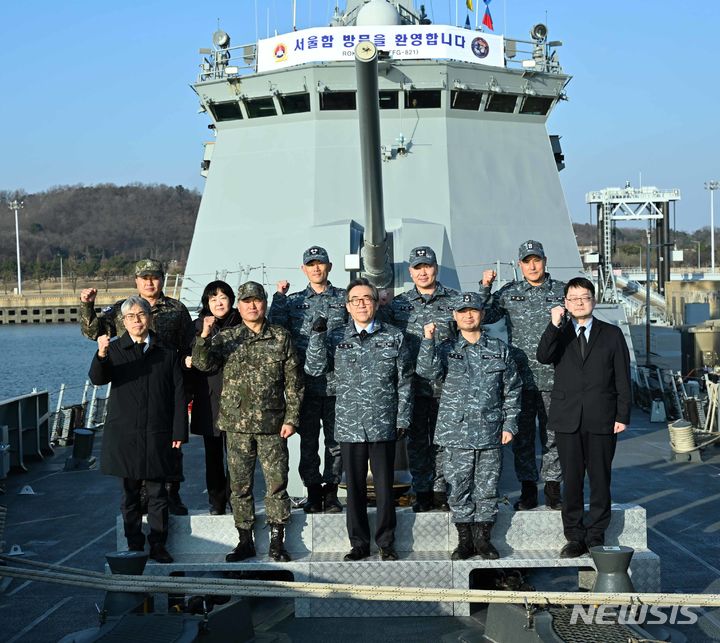 [서울=뉴시스] 조태열 외교부 장관은 29일 오후 경기도 평택시 해군 제2함대 제2해상전투단을 방문해 국군장병들을 격려하고 위문금을 전달했다. (사진= 외교부 제공)