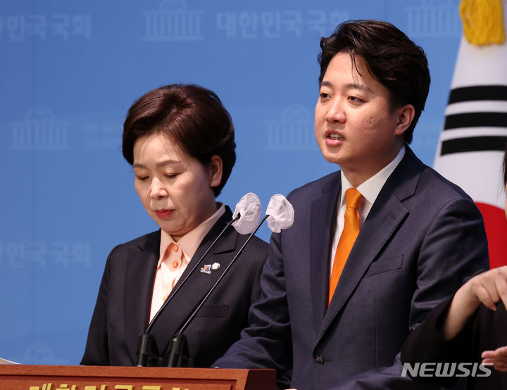 [서울=뉴시스] 이영환 기자 = 이준석 개혁신당 대표와 양향자 한국의희망 대표가 29일 오전 서울 여의도 국회 소통관에서 군 관련 정책 발표를 하고 있다. 2024.01.29. 20hwan@newsis.com