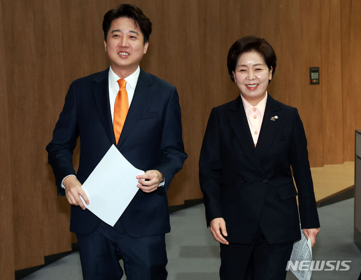 [서울=뉴시스] 이영환 기자 = 이준석 개혁신당 대표와 양향자 한국의희망 대표가 29일 오전 서울 여의도 국회 소통관에서 군 관련 정책 발표를 마친 후 이동하고 있다. 2024.01.29. 20hwan@newsis.com