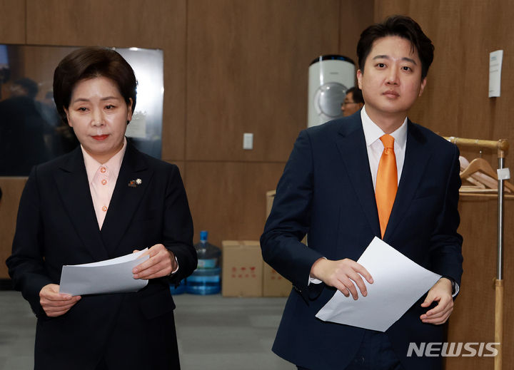 [서울=뉴시스] 이영환 기자 = 이준석 개혁신당 대표와 양향자 한국의희망 대표가 군 관련 정책 발표를 하기 위해 29일 오전 서울 여의도 국회 소통관으로 들어서고 있다. 2024.01.29. 20hwan@newsis.com
