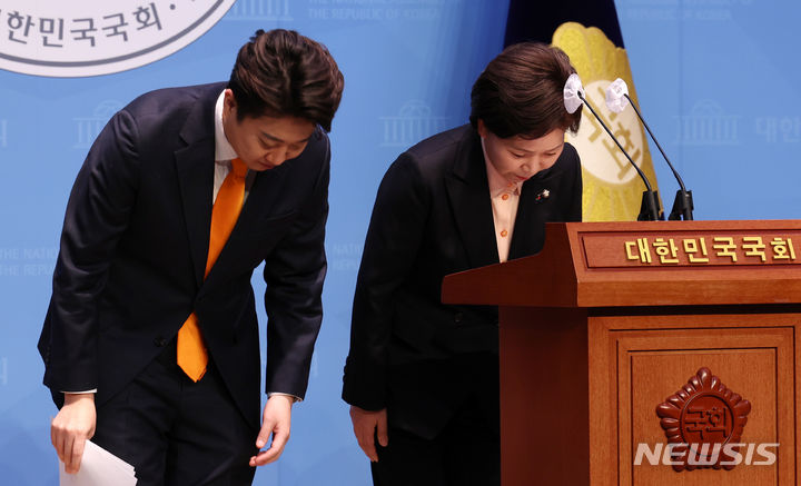 [서울=뉴시스] 이영환 기자 = 이준석 개혁신당 대표와 양향자 한국의희망 대표가 29일 오전 서울 여의도 국회 소통관에서 군 관련 정책 발표를 마친 후 인사를 하고 있다. 2024.01.29. 20hwan@newsis.com