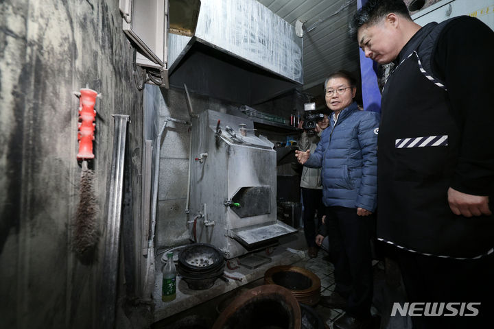 [서울=뉴시스] 홍효식 기자 = 이정식 고용노동부 장관이 지난달 29일 오전 중소영세기업 중대재해처벌법 적용 관련 사업장 순회로 서울 중구 명동의 한 음식점을 방문해 숯가마를 살펴보고 있는 모습. (공동취재) 2024.01.29. photo@newsis.com