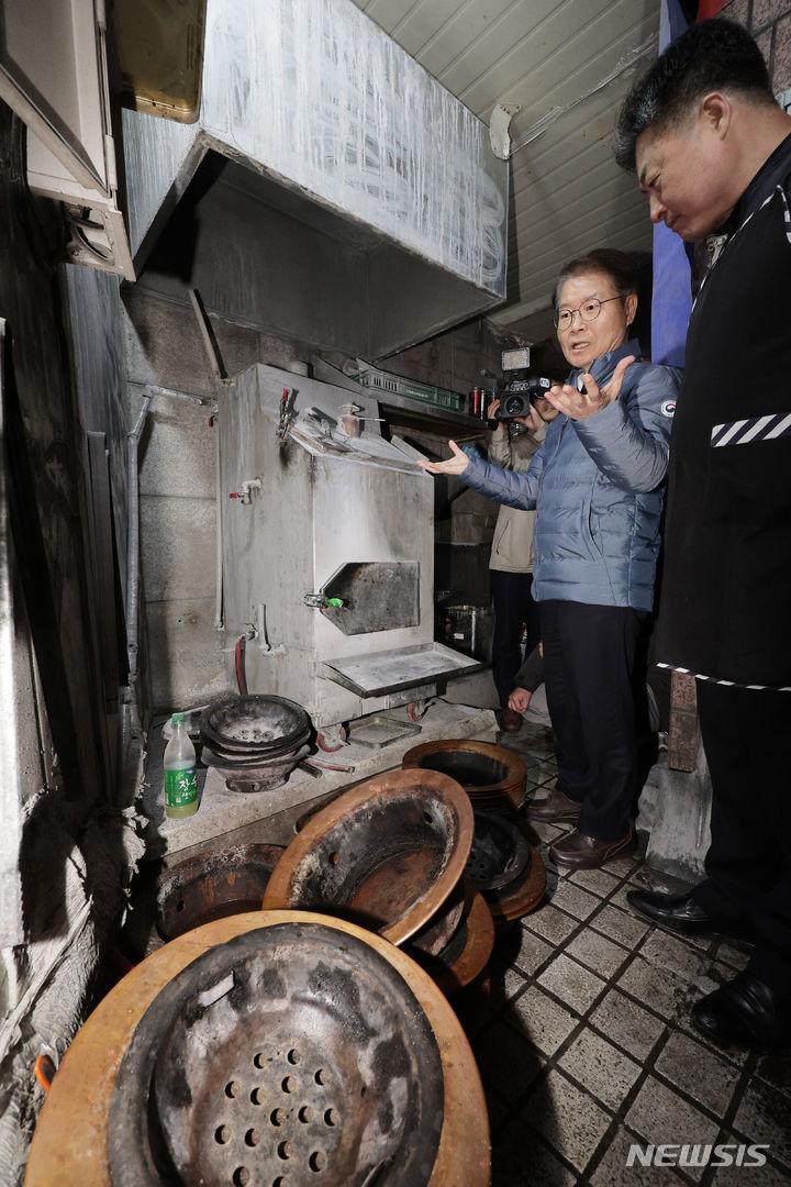 [서울=뉴시스] 홍효식 기자 = 이정식 고용노동부 장관이 29일 오전 중소영세기업 중대재해처벌법 적용 관련 사업장 순회로 서울 중구 명동의 한 음식점을 방문해 숯가마를 살펴보고 있다. (공동취재) 2024.01.29. photo@newsis.com