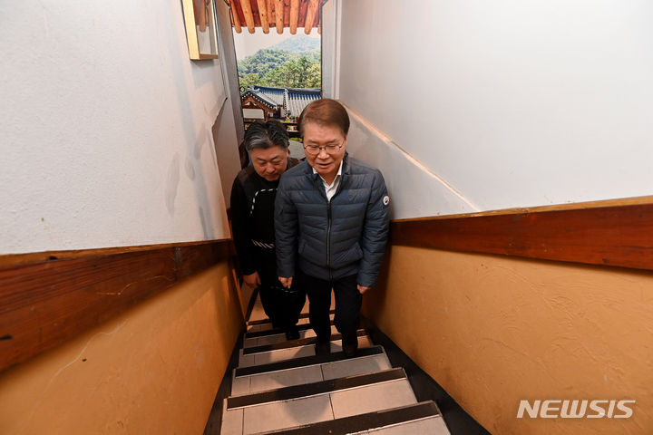 [서울=뉴시스] 홍효식 기자 = 이정식 고용노동부 장관이 29일 오전 중소영세기업 중대재해처벌법 적용 관련 사업장 순회로 서울 중구 명동의 한 음식점을 방문해 소규모 서비스업 사업장 대표들과 면담하고 있다. (공동취재) 2024.01.29. photo@newsis.com