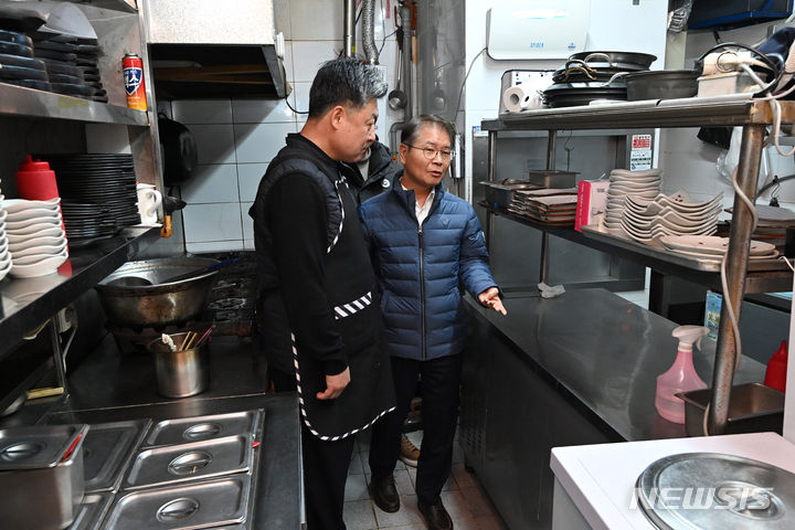 [서울=뉴시스] 홍효식 기자 = 이정식 고용노동부 장관이 29일 오전 서울 중구 명동의 한 식당을 방문해 상시근로자 수 5인 이상 중소영세기업 중대재해처벌법 적용에 따른 법 적용 안내 및 애로사항을 청취하고 있다. (공동취재) 2024.01.29. photo@newsis.com