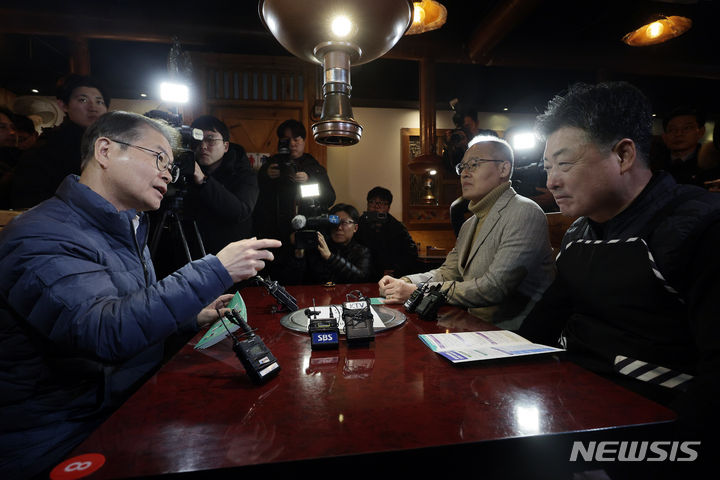 [서울=뉴시스] 홍효식 기자 = 이정식 고용노동부 장관이 29일 오전 중소영세기업 중대재해처벌법 적용 관련 사업장 순회로 서울 중구 명동의 한 음식점을 방문해 소규모 서비스업 사업장 대표들과 면담하고 있다. (공동취재) 2024.01.29. photo@newsis.com