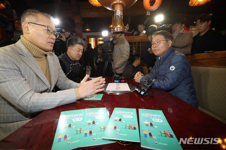 [서울=뉴시스] 홍효식 기자 = 이정식 고용노동부 장관이 29일 오전 중소영세기업 중대재해처벌법 적용 관련 사업장 순회로 서울 중구 명동의 한 음식점을 방문해 소규모 서비스업 사업장 대표들과 면담하고 있다. (공동취재) 2024.01.29. photo@newsis.com