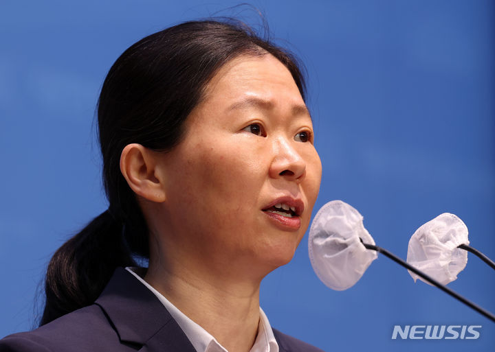 [서울=뉴시스] 이영환 기자 = 권은희 국민의힘 의원이 29일 오전 서울 여의도 국회 소통관에서 국민의힘 탈당 및 의원직 사퇴 기자회견을 하고 있다. 2024.01.29. 20hwan@newsis.com