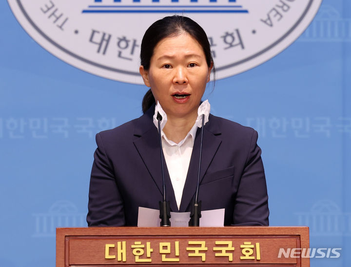 [서울=뉴시스] 이영환 기자 = 권은희 국민의힘 의원이 29일 오전 서울 여의도 국회 소통관에서 국민의힘 탈당 및 의원직 사퇴 기자회견을 하고 있다. 2024.01.29. 20hwan@newsis.com