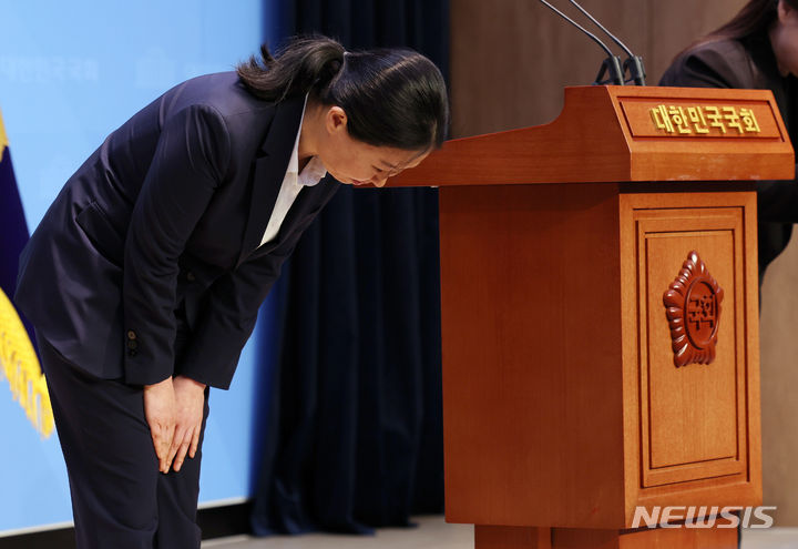 [서울=뉴시스] 이영환 기자 = 권은희 국민의힘 의원이 29일 오전 서울 여의도 국회 소통관에서 국민의힘 탈당 및 의원직 사퇴 기자회견을 마친 후 인사를 하고 있다. 2024.01.29. 20hwan@newsis.com