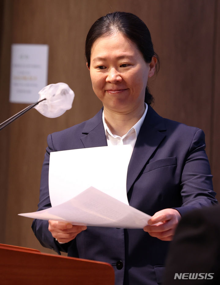[서울=뉴시스] 이영환 기자 = 권은희 국민의힘 의원이 29일 오전 서울 여의도 국회 소통관에서 국민의힘 탈당 및 의원직 사퇴 기자회견을 하기 위해 단상으로 향하고 있다. 2024.01.29. 20hwan@newsis.com