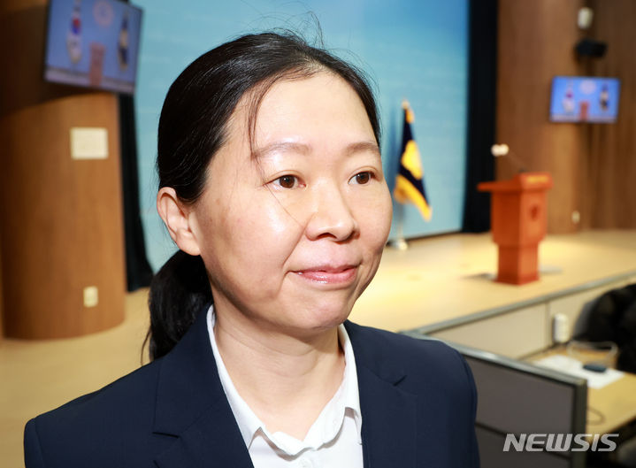 [서울=뉴시스] 이영환 기자 = 권은희 국민의힘 의원이 29일 오전 서울 여의도 국회 소통관에서 국민의힘 탈당 및 의원직 사퇴 기자회견을 마친 후 이동 하고 있다. 2024.01.29. 20hwan@newsis.com