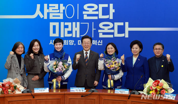 [서울=뉴시스] 고범준 기자 = 이재명 더불어민주당 대표가 29일 오전 서울 여의도 국회에서 열린 11·12차 인재영입식에서 이지은(왼쪽 세번째) 전 총경, 백승아(오른쪽 세번째) 전 교사와 함께 기념촬영을 하고 있다. 2024.01.29. bjko@newsis.com