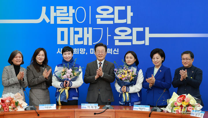 [서울=뉴시스] 고범준 기자 = 이재명 더불어민주당 대표가 29일 오전 서울 여의도 국회에서 열린 11·12차 인재영입식에서 이지은(왼쪽 세번째) 전 총경, 백승아(오른쪽 세번째) 전 교사와 함께 기념촬영을 하고 있다. 2024.01.29. bjko@newsis.com