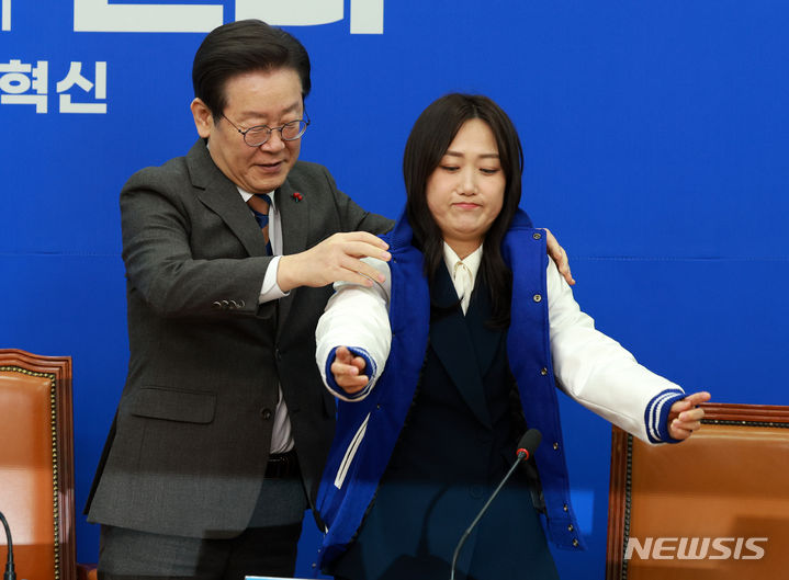 [서울=뉴시스] 고범준 기자 = 이재명 더불어민주당 대표가 29일 오전 서울 여의도 국회에서 열린 11·12차 인재영입식에서 백승아 전 교사에게 당 점퍼를 선물하고 있다. 2024.01.29. bjko@newsis.com