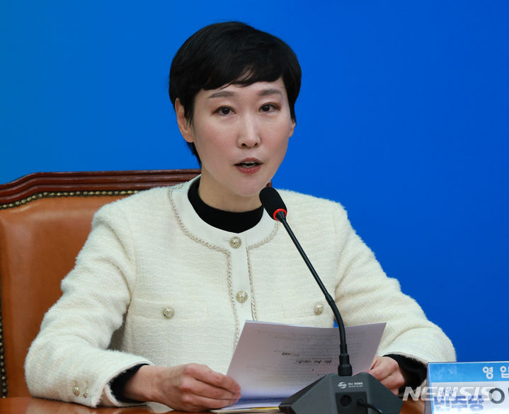 [서울=뉴시스] 고범준 기자 = 29일 오전 서울 여의도 국회에서 열린 더불어민주당 11·12차 인재영입식에서 이지은 전 총경이 발언하고 있다. 2024.01.29. bjko@newsis.com