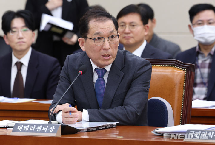 [서울=뉴시스] 추상철 기자 = 김혁수 대테러센터장이 29일 오전 서울 여의도 국회에서 열린 정무위원회 전체회의 '민생현안을 비롯 김건희 여사 명품백 수수의혹 및 정치테러사건 등에 대한 긴급 현안질의'에서 의원의 질의에 답변하고 있다. 국민의힘 의원들은 회의 시작후 의사진행발언을 한 후 퇴장했다. 2024.01.29. scchoo@newsis.com