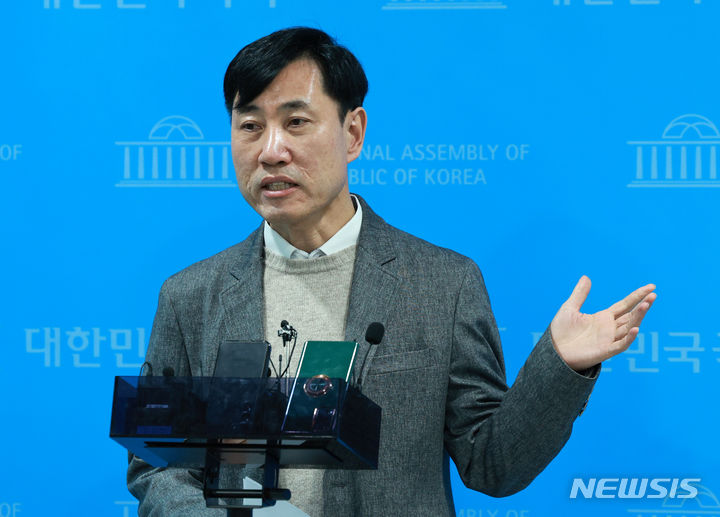 [서울=뉴시스] 고범준 기자 = 하태경 국민의힘 의원이 29일 오전 서울 여의도 국회 소통관에서 제22대 총선 중·성동을 출마선언과 관련 발언하고 있다. 2024.01.29. bjko@newsis.com