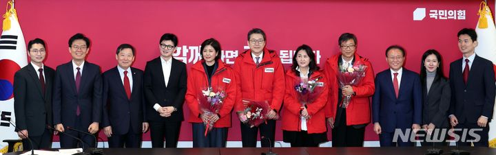 [서울=뉴시스] 조성봉 기자= 한동훈 국민의힘 비상대책위원장이 지난 1월29일 오전 서울 여의도 국민의힘 중앙당사에서 열린 인재영입위원회 국민인재 영입 환영식에서 영입인재들과 기념촬영을 하고 있다.왼쪽부터 박준태 인재영입위원,조정훈 인재영입위원, 이철규 공동 인재영입위원장, 한 위원장, 진양혜 전 아나운서, 신동욱 TV조선 전 앵커, 이레나 이화여대 의학전문대학원 교수,하정훈 소아청소년과의원 원장, 윤재옥 원내대표, 송지은 인재영입위원, 박은식 인재영입위원. 2024.01.29. suncho21@newsis.com