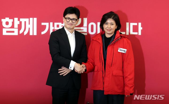[서울=뉴시스] 조성봉 기자= 한동훈 국민의힘 비상대책위원장이 29일 오전 서울 여의도 국민의힘 중앙당사에서 열린 인재영입위원회 국민인재 영입 환영식에서 진양혜 전 아나운서와 기념촬영을 하고 있다. 2024.01.29. suncho21@newsis.com