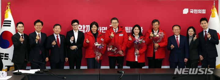 [서울=뉴시스] 조성봉 기자= 한동훈 국민의힘 비상대책위원장이 29일 오전 서울 여의도 국민의힘 중앙당사에서 열린 인재영입위원회 국민인재 영입 환영식에서 영입인재들과 기념촬영을 하고 있다.왼쪽부터 박준태 인재영입위원,조정훈 인재영입위원, 이철규 공동 인재영입위원장, 한 위원장, 진양혜 전 아나운서, 신동욱 TV조선 전 앵커, 이레나 이화여대 의학전문대학원 교수,하정훈 소아청소년과의원 원장, 윤재옥 원내대표, 송지은 인재영입위원, 박은식 인재영입위원. 2024.01.29. suncho21@newsis.com
