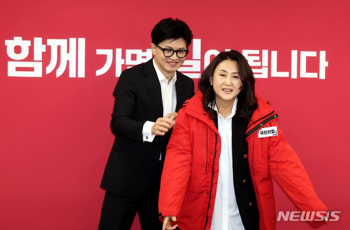 [서울=뉴시스] 조성봉 기자= 한동훈 국민의힘 비상대책위원장이 29일 오전 서울 여의도 국민의힘 중앙당사에서 열린 인재영입위원회 국민인재 영입 환영식에서 이레나 이화여대 의학전문대학원 교수에게 당 점퍼를 입혀주고 있다. 2024.01.29. suncho21@newsis.com