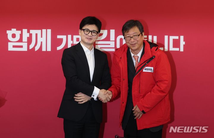 [서울=뉴시스] 조성봉 기자= 한동훈 국민의힘 비상대책위원장이 29일 오전 서울 여의도 국민의힘 중앙당사에서 열린 인재영입위원회 국민인재 영입 환영식에서 하정훈 소아청소년과의원 원장과 기념촬영을 하고 있다. 2024.01.29. suncho21@newsis.com