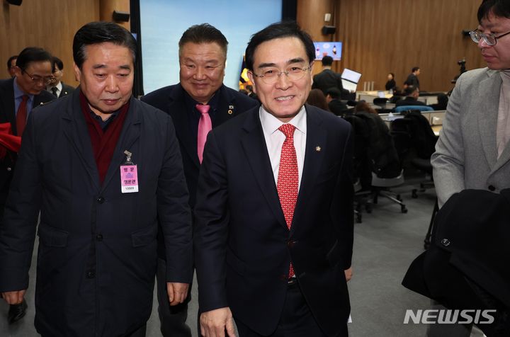 [서울=뉴시스] 조성봉 기자= 태영호 국민의힘 의원이 29일 오후 서울 여의도 국회 소통관에서 22대 총선 구로을 출마 선언을 마치고 자리를 떠나고 있다.&nbsp; 2024.01.29. suncho21@newsis.com