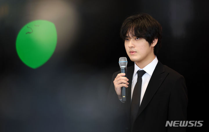 [서울=뉴시스] 김선웅 기자 = 애플 뮤직 클래시컬 협업 아티스트인 피아니스트 임윤찬이 29일 서울 중구 애플 명동에서 열린 애플 뮤직 클래시컬(Apple Music Classical) 런칭 기자간담회에서 인사말을 하고 있다. 2024.01.29. mangusta@newsis.com