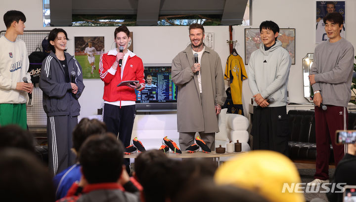 [서울=뉴시스] 김진아 기자 = 미국 메이저리그사커(MLS) 인터 마이애미의 구단주이자 축구 스타인 데이비드 베컴이 29일 서울 명동 아디다스 브랜드 플래그십 서울에서 열린 '프레데터 출시 30주년 기념 전시'에서 토크쇼를 하고 있다. 2024.01.29. bluesoda@newsis.com