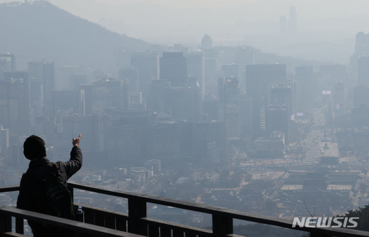 [서울=뉴시스] 황준선 기자 = 서울의 초미세먼지 농도가 나쁨 수준을 보인 29일 오후 서울 종로구 북악산에서 바라본 도심이 뿌옇게 흐리다. 2024.01.29. hwang@newsis.com