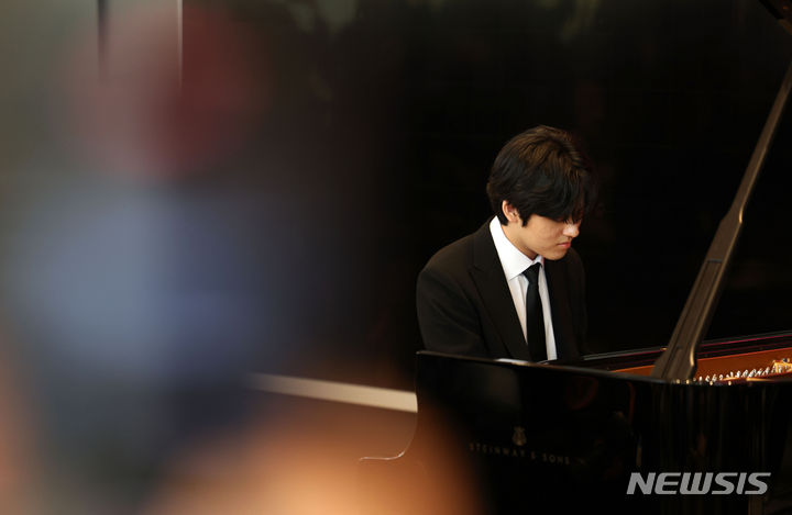 [서울=뉴시스] 김선웅 기자 = 애플 뮤직 클래시컬 협업 아티스트인 피아니스트 임윤찬이 29일 서울 중구 애플 명동에서 열린 애플 뮤직 클래시컬(Apple Music Classical) 런칭 기자간담회에서 연주를 선보이고 있다. 2024.01.29. mangusta@newsis.com