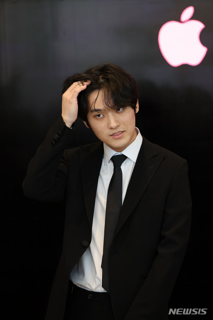 [서울=뉴시스] 박진희 기자 = 피아니스트 임윤찬이 29일 서울 중구 애플 명동에서 클래식 음악 전용 애플리케이션 'Apple Music Classical(애플 뮤직 클래시컬)' 국내 출시 기자간담회를 하고 있다. 애플은 피아니스트 임윤찬, 손열음, 조성진, 작곡가 정재일 등을 협업 아티스트로 선정하고, 이들의 플레이리스트를 애플 뮤직 클래시컬의 한국 출시와 함께 독점 공개한다고 밝혔다. 2024.01.29. pak7130@newsis.com
