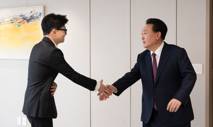 [서울=뉴시스] 윤석열 대통령이 29일 서울 용산 대통령실 청사에서 한동훈 국민의힘 비상대책위원장과 오찬에 앞서 악수하고 있다. (사진=대통령실 제공) 2024.01.29. photo@newsis.com *재판매 및 DB 금지