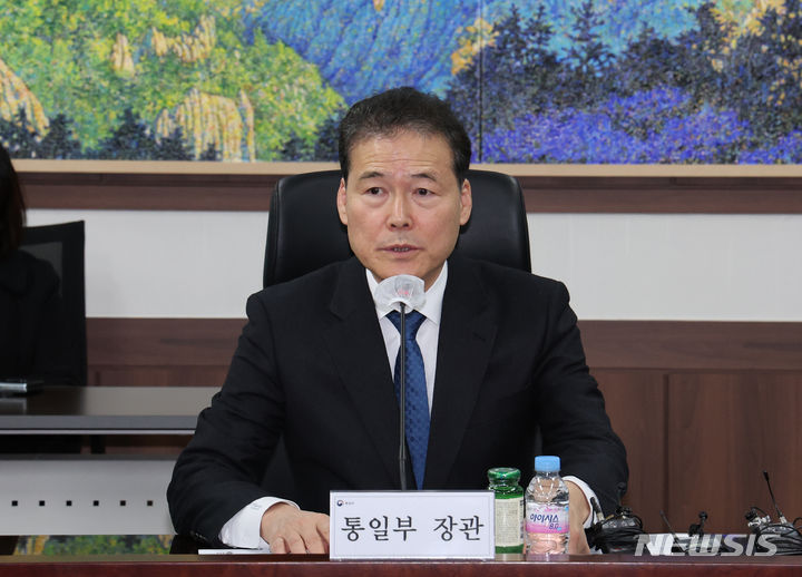 [서울=뉴시스] 배훈식 기자 = 김영호 통일부 장관이 1월29일 오후 서울 종로구 정부서울청사에서 열린 북한이탈주민의 날 제정 관련 민간단체 간담회에 참석해 발언하고 있다. 2024.02.02. dahora83@newsis.com