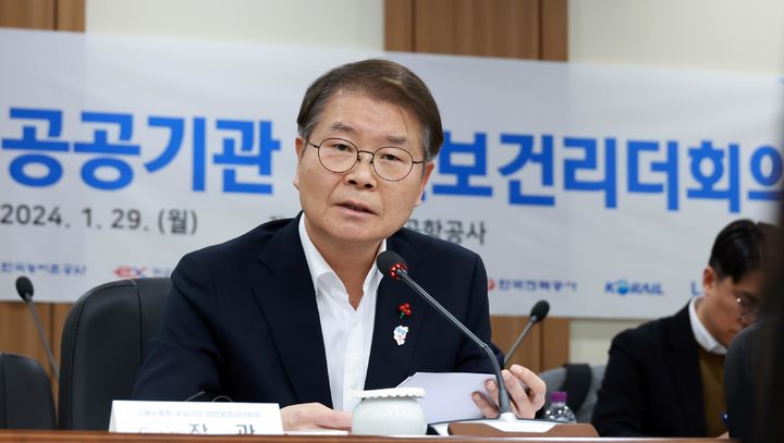[서울=뉴시스] 이정식 고용노동부 장관이 지난달 29일 인천국제공항공사 대회의실에서 열린 중대재해 감축을 위한 '고용노동부-공공기관 안전보건리더회의'에 참석해 발언하고 있다. (사진=고용노동부 제공) 2024.01.29. photo@newsis.com *재판매 및 DB 금지