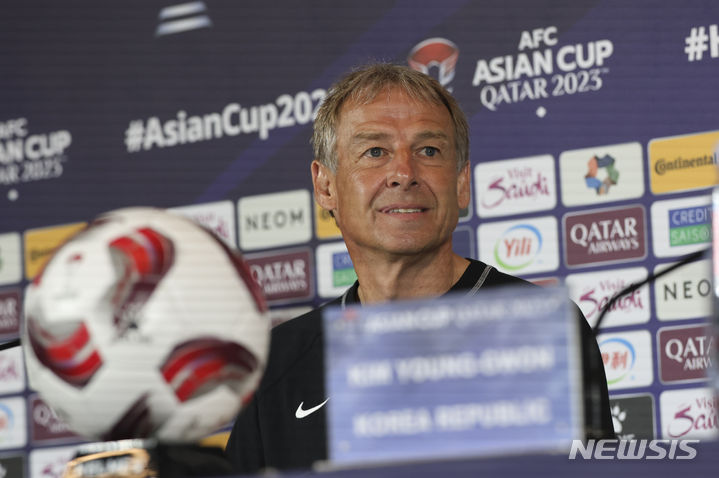 [도하(카타르)=뉴시스] 김근수 기자 = 대한민국 축구 국가대표팀 위르겐 클린스만 감독이 29일(현지시간) 카타르 도하 메인 미디어센터에서 사우디아라비아와 16강전을 하루 앞두고 열린 공식 기자회견에서 취재진 질문에 답하고 있다. 2024.01.29. ks@newsis.com